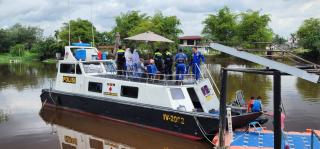 Kaget, Polairud Door to Door Berikan Layanan Kesehatan Bagi Warga di Pesisir Sungai Siak